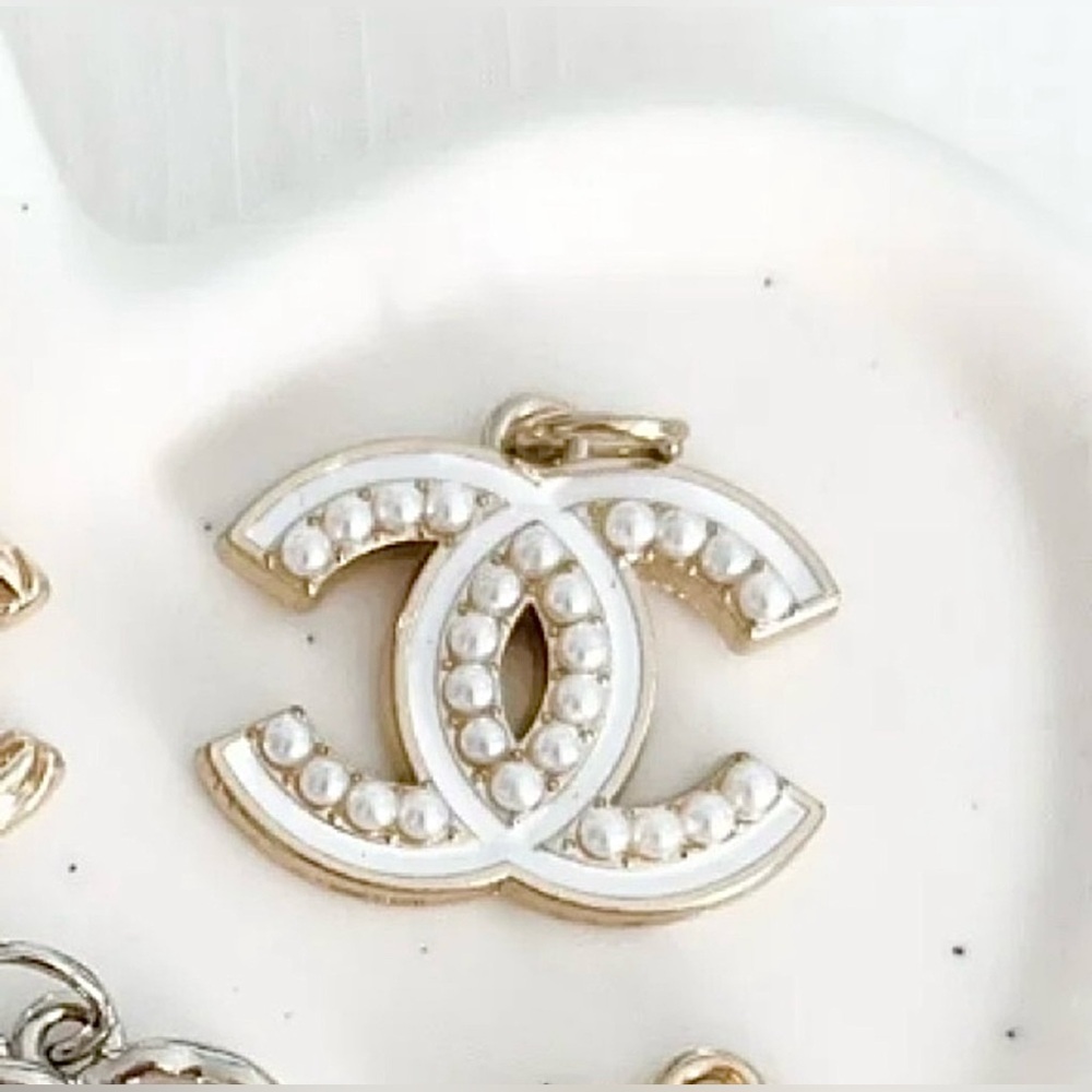 AUTHENTIC CHANEL WHITE CC GOLD TONE PEARLS ZIPPER PULL PENDANT